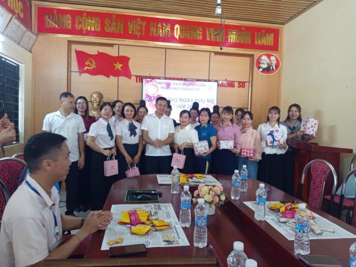 TRƯỜNG THCS MƯỜNG LUÂN TỔ CHỨC GẶP MẶT KỶ NIỆM NGÀY PHỤ NỮ VIỆT NAM 20/10