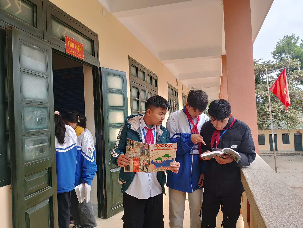 Các em học sinh trường PTDTBT Tiểu học và THCS Mường Luân hưởng ứng chào mừng kỉ niệm 80 năm ngày thành lập Quân đội nhân dân Việt Nam (22/12/1944 – 22/12/2024)