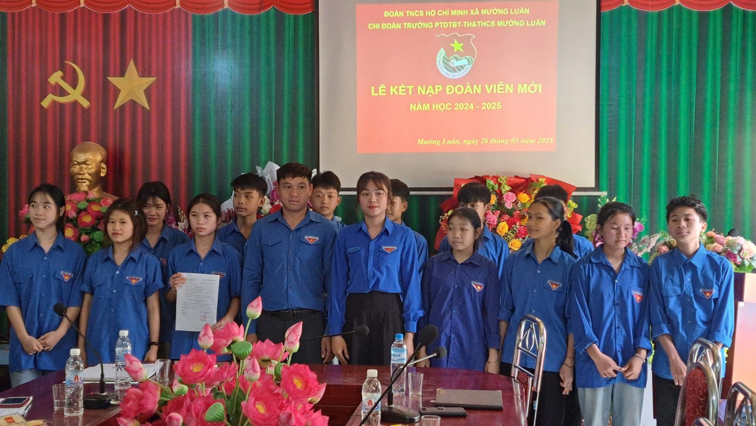 LỄ KẾT NẠP ĐOÀN VIÊN MỚI NĂM HỌC 2024-2025